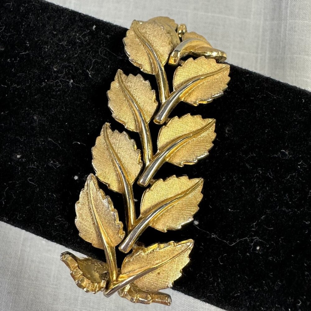 Vintage Trifari Gold Tone Double Leaves Bracelet